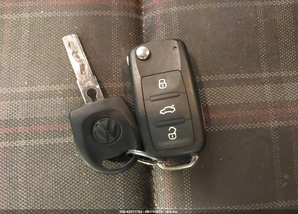 2011 VOLKSWAGEN GTI VIN: WVWHD7AJ1BW254131