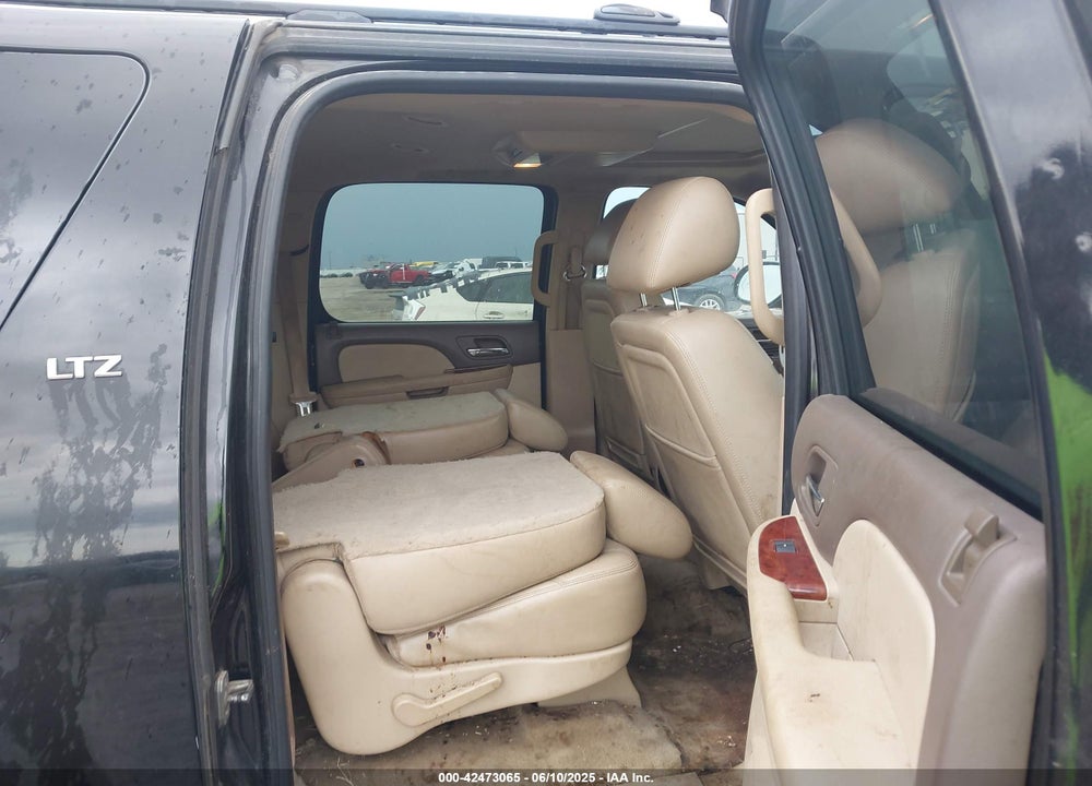2011 CHEVROLET SUBURBAN 1500 VIN: 1GNSCKE02BR370652