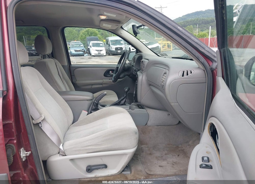 2005 CHEVROLET TRAILBLAZER LS VIN: 1GNDT13S052356270