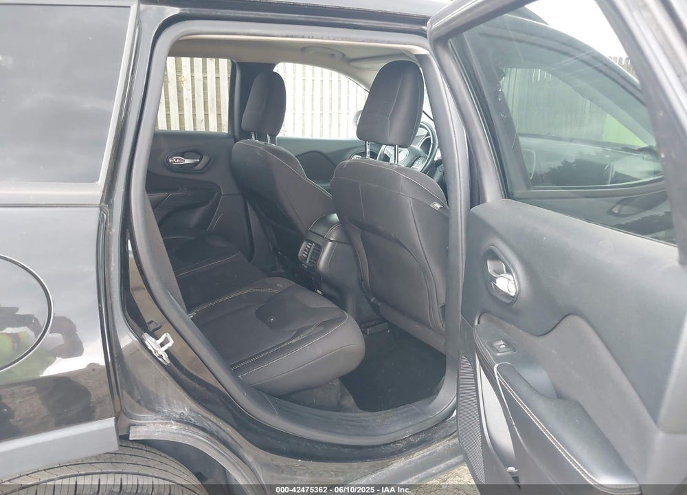 2015 JEEP CHEROKEE VIN: 1C4PJLCB2FW770703
