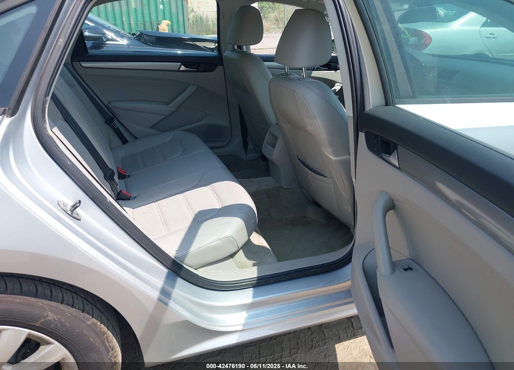 2015 VOLKSWAGEN PASSAT VIN: 1VWAT7A32FC005153