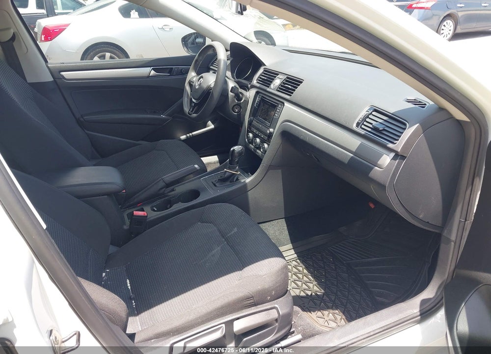 2016 VOLKSWAGEN PASSAT VIN: 1VWAT7A33GC056162