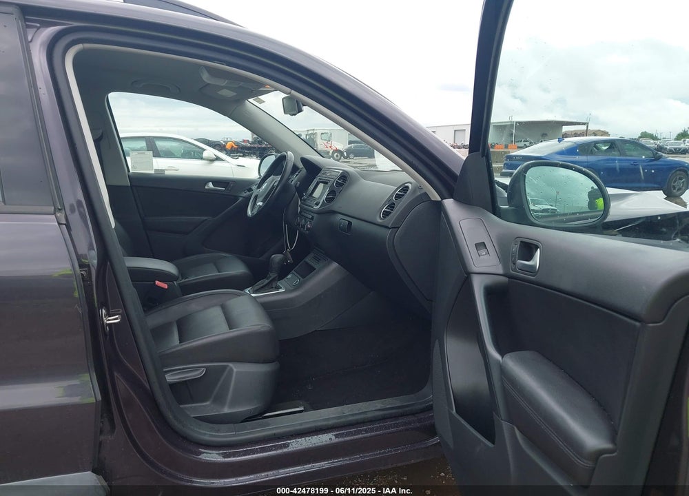 2016 VOLKSWAGEN TIGUAN VIN: WVGAV7AX4GW580074