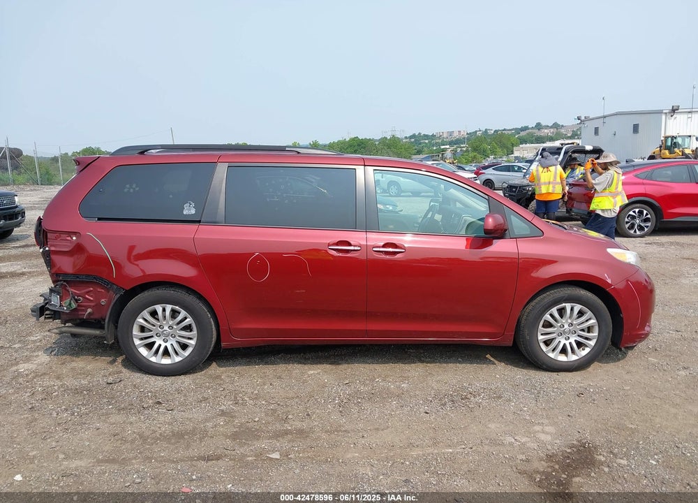 2017 TOYOTA SIENNA XLE 8 PASSENGER VIN: 5TDYZ3DC1HS897384