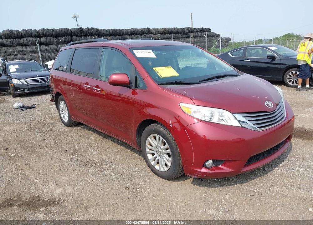 2017 TOYOTA SIENNA XLE 8 PASSENGER VIN: 5TDYZ3DC1HS897384