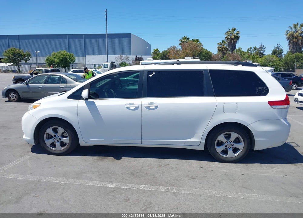 2014 TOYOTA SIENNA LE V6 8 PASSENGER VIN: 5TDKK3DC7ES432517