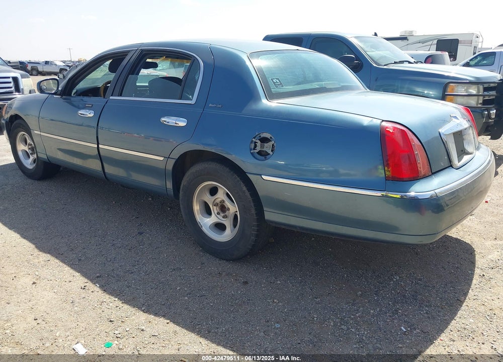 2002 LINCOLN TOWN CAR EXECUTIVE VIN: 1LNHM81W62Y628895