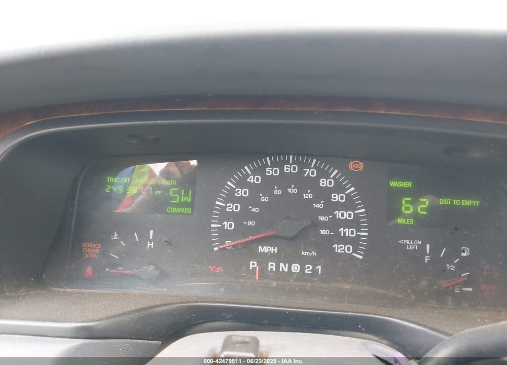 2002 LINCOLN TOWN CAR EXECUTIVE VIN: 1LNHM81W62Y628895