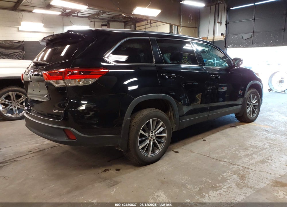 2019 TOYOTA HIGHLANDER XLE VIN: 5TDJZRFH4KS629952