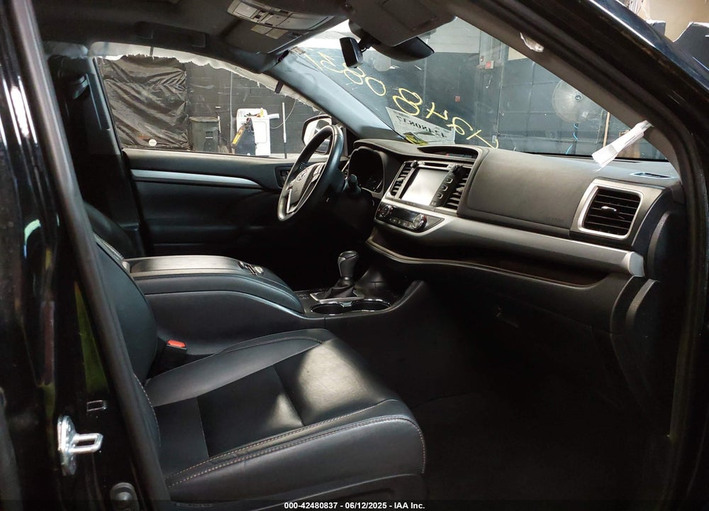 2019 TOYOTA HIGHLANDER XLE VIN: 5TDJZRFH4KS629952