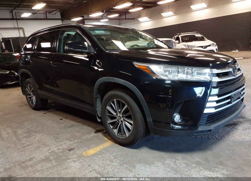 2019 TOYOTA HIGHLANDER XLE VIN: 5TDJZRFH4KS629952
