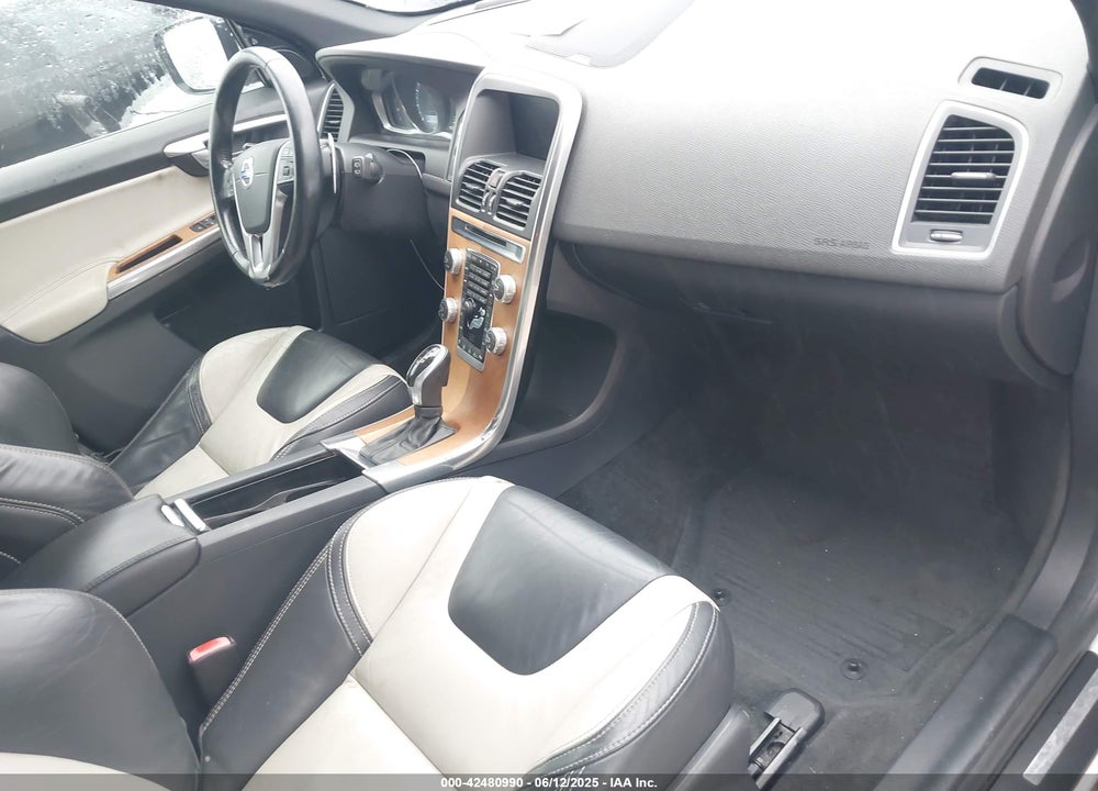 2015 VOLVO XC60 VIN: YV449MDM5F2629582