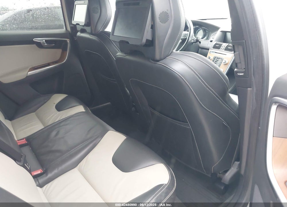 2015 VOLVO XC60 VIN: YV449MDM5F2629582