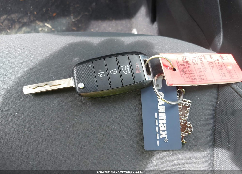 2016 KIA SORENTO VIN: 5XYPG4A31GG184198