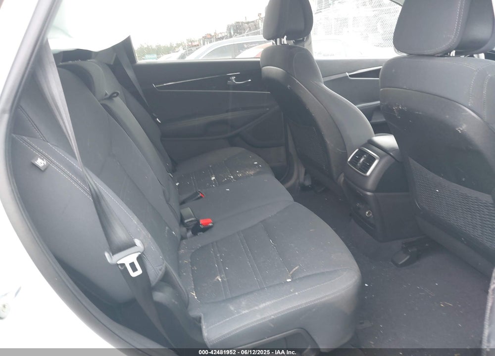 2016 KIA SORENTO VIN: 5XYPG4A31GG184198