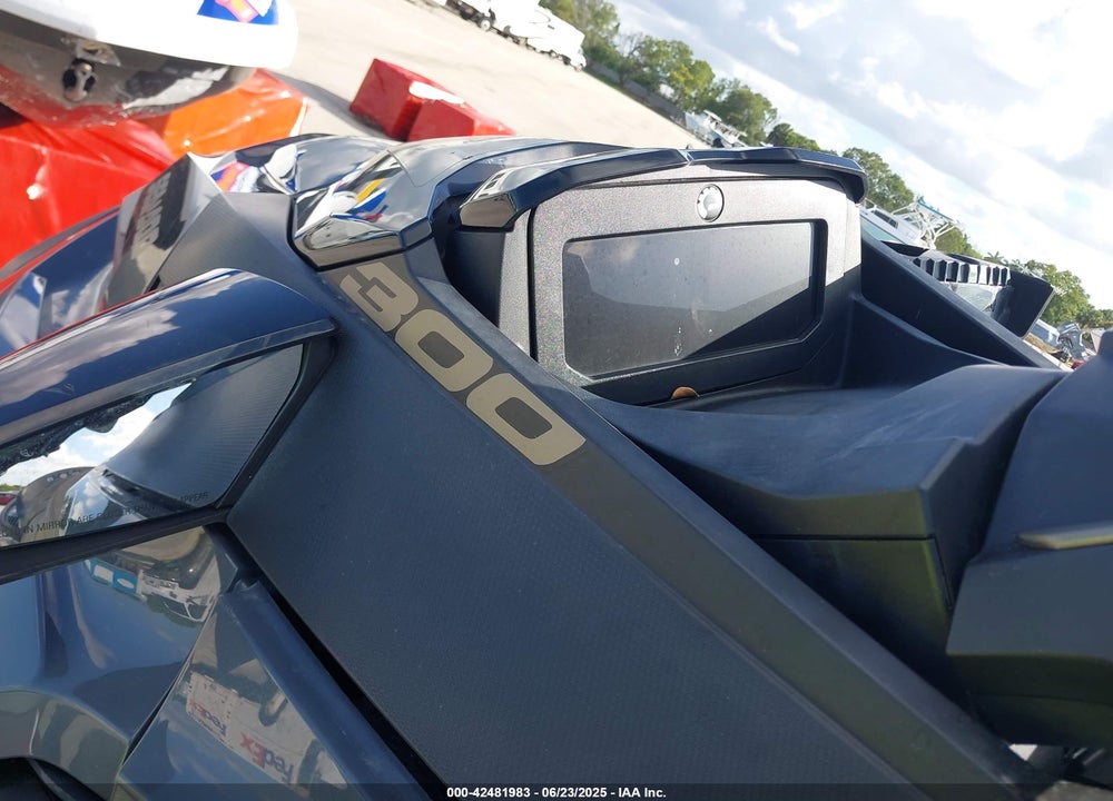 2022 SEADOO GTX-300 LIMITED VIN: YDVA3968E222