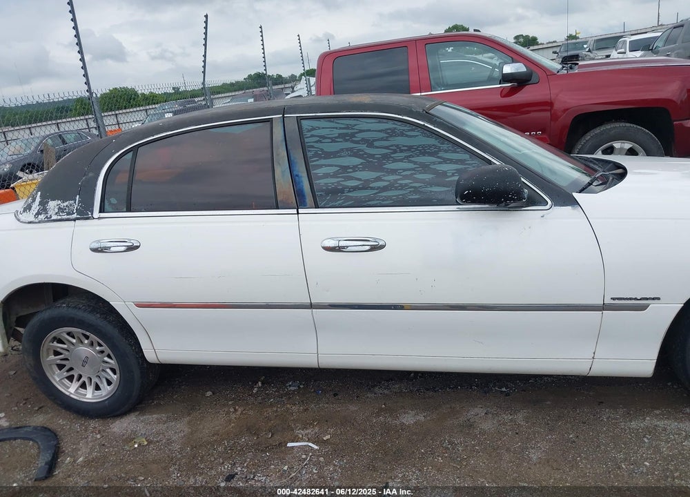 1999 LINCOLN TOWN CAR SIGNATURE VIN: 1LNHM82W4XY699549