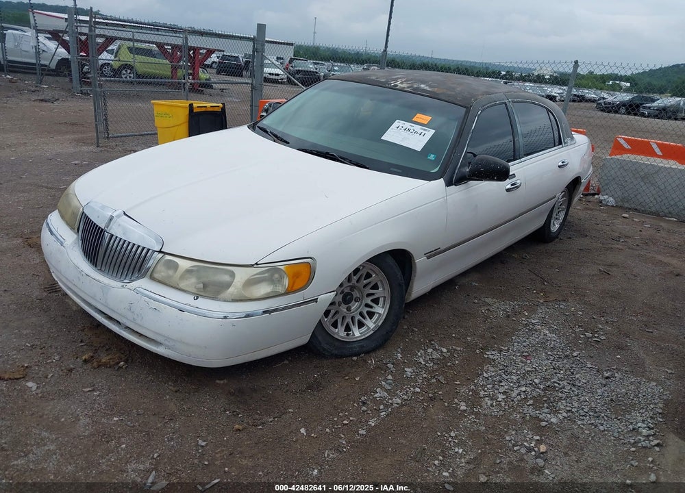 1999 LINCOLN TOWN CAR SIGNATURE VIN: 1LNHM82W4XY699549