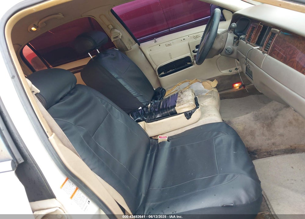 1999 LINCOLN TOWN CAR SIGNATURE VIN: 1LNHM82W4XY699549