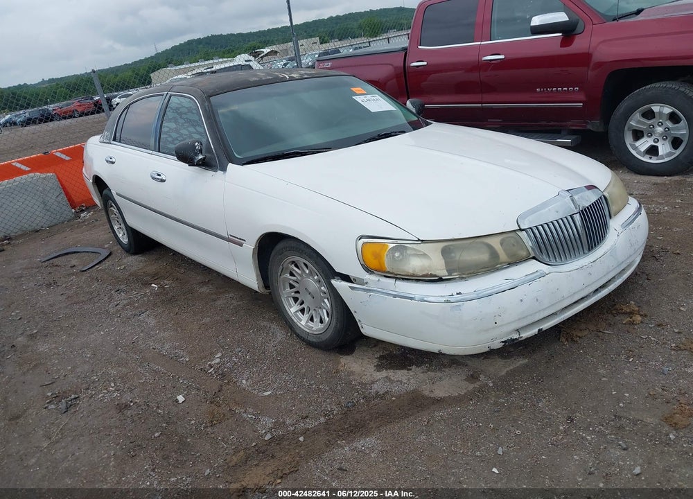 1999 LINCOLN TOWN CAR SIGNATURE VIN: 1LNHM82W4XY699549