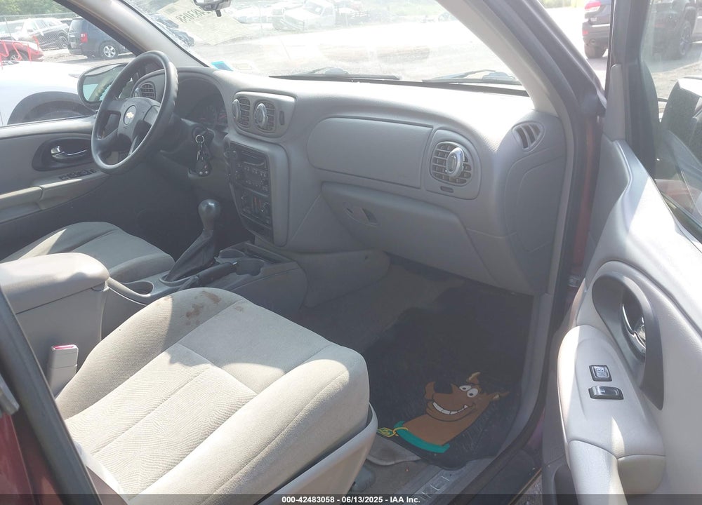 2005 CHEVROLET TRAILBLAZER LS VIN: 1GNDT13S052219572