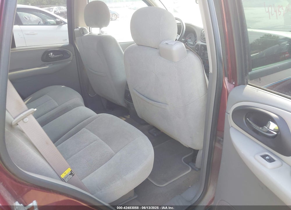2005 CHEVROLET TRAILBLAZER LS VIN: 1GNDT13S052219572