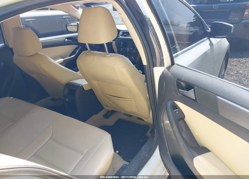 2014 VOLKSWAGEN JETTA VIN: 3VW3L7AJ3EM437691