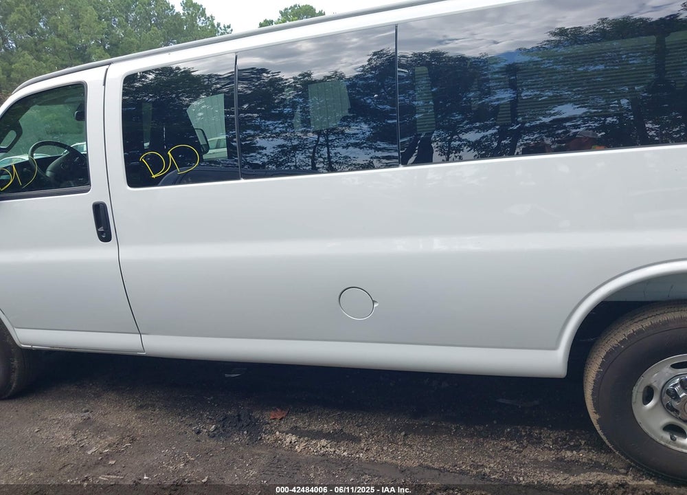2025 CHEVROLET EXPRESS PASSENGER RWD 3500 EXTENDED WHEELBASE LT VIN: 1GAZGPF72S1152397