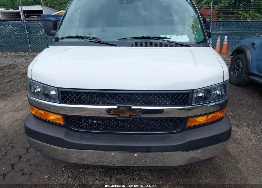 2025 CHEVROLET EXPRESS PASSENGER RWD 3500 EXTENDED WHEELBASE LT VIN: 1GAZGPF72S1152397