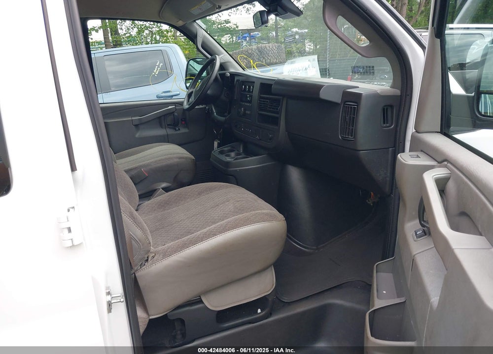 2025 CHEVROLET EXPRESS PASSENGER RWD 3500 EXTENDED WHEELBASE LT VIN: 1GAZGPF72S1152397
