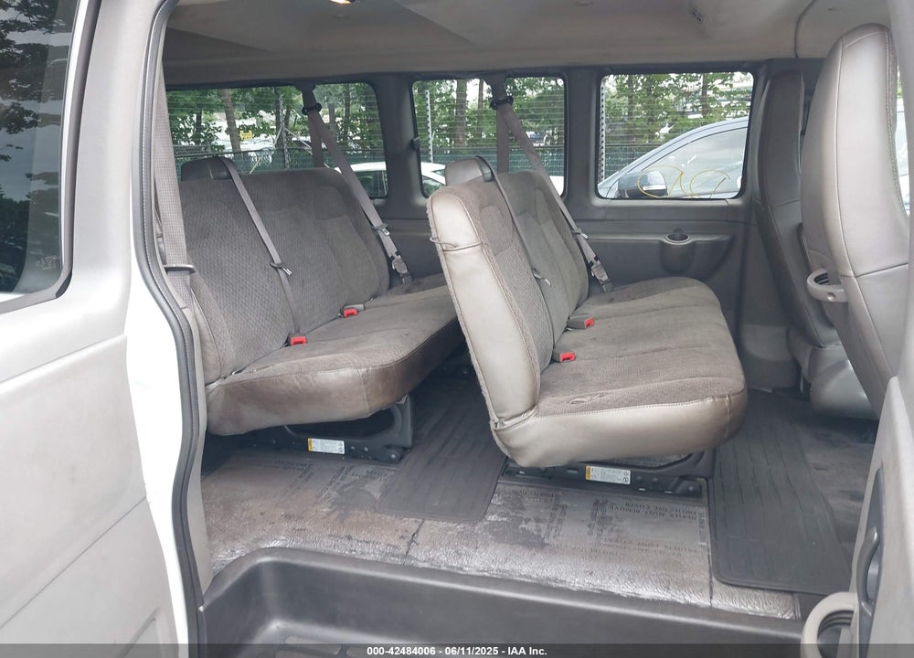 2025 CHEVROLET EXPRESS PASSENGER RWD 3500 EXTENDED WHEELBASE LT VIN: 1GAZGPF72S1152397