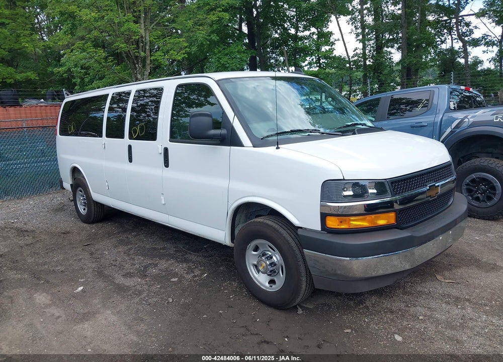 2025 CHEVROLET EXPRESS PASSENGER RWD 3500 EXTENDED WHEELBASE LT VIN: 1GAZGPF72S1152397