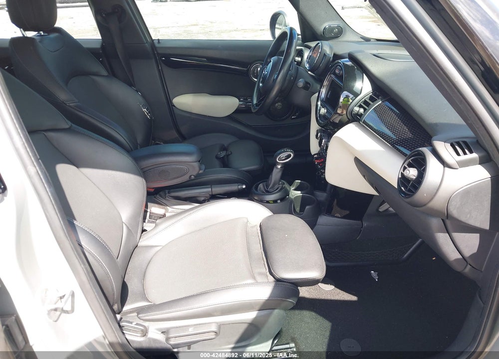 2018 MINI COOPER VIN: WMWXU3C55J2F51056