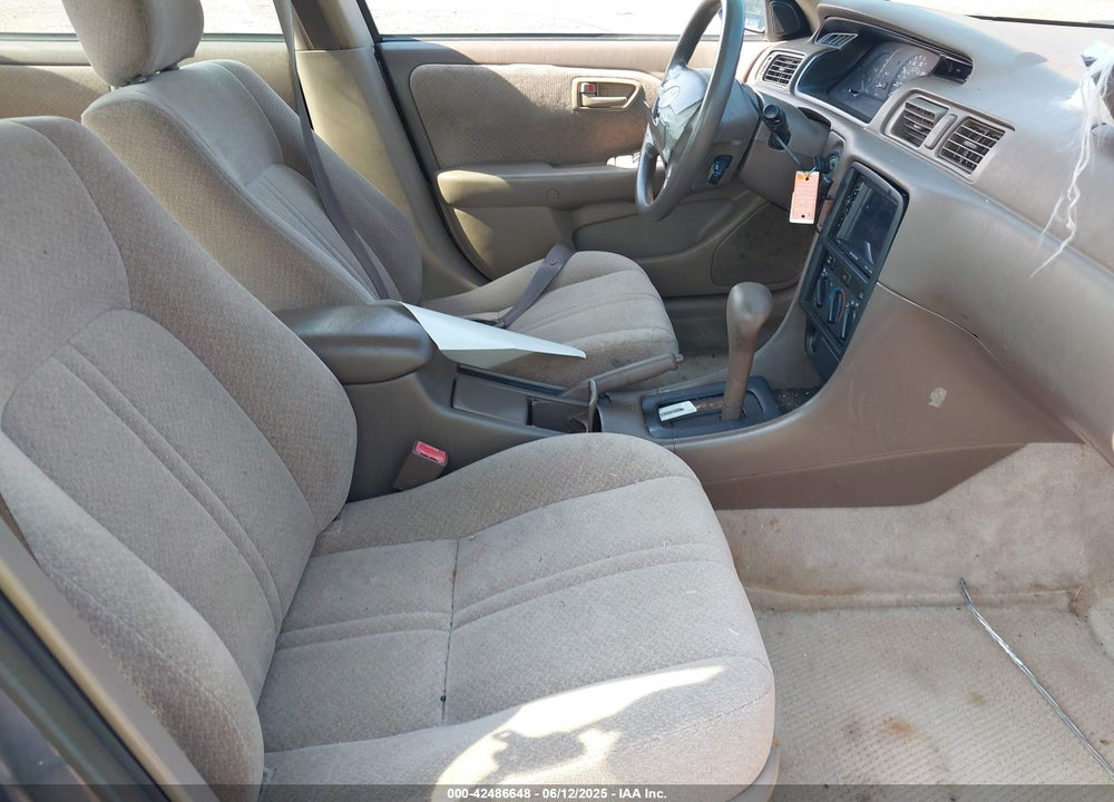 2000 TOYOTA CAMRY LE VIN: JT2BG22K0Y0520055