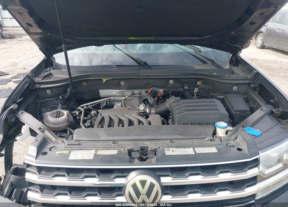 2018 VOLKSWAGEN ATLAS VIN: 1V2LR2CA5JC514279
