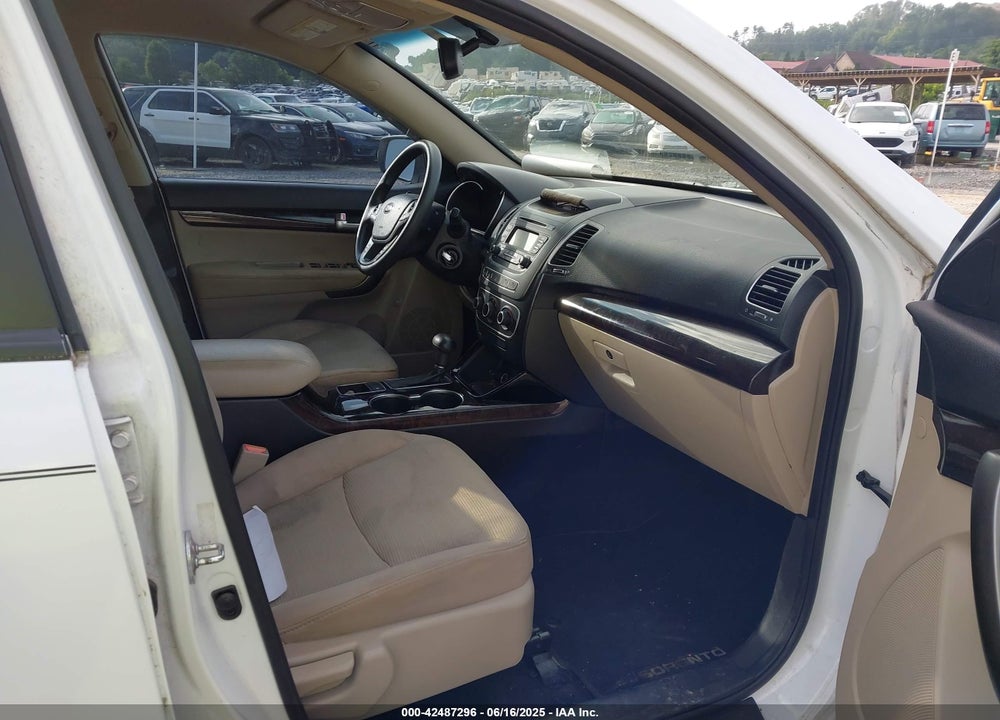 2014 KIA SORENTO VIN: 5XYKT3A69EG486006