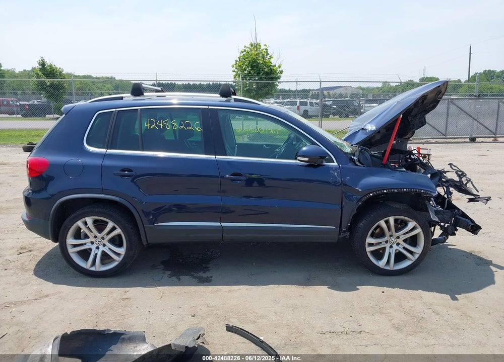 2016 VOLKSWAGEN TIGUAN VIN: WVGAV7AX2GW560938