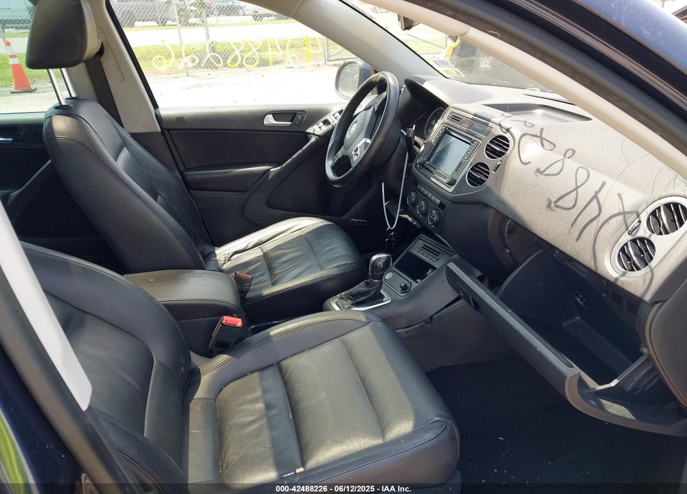 2016 VOLKSWAGEN TIGUAN VIN: WVGAV7AX2GW560938