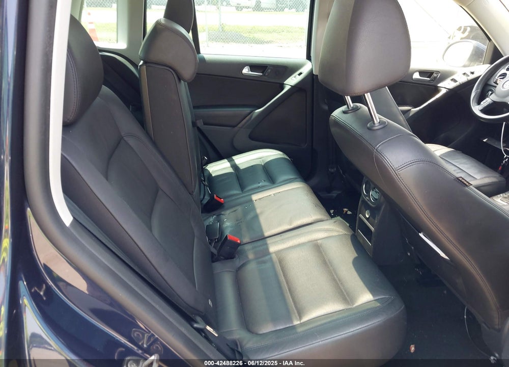 2016 VOLKSWAGEN TIGUAN VIN: WVGAV7AX2GW560938