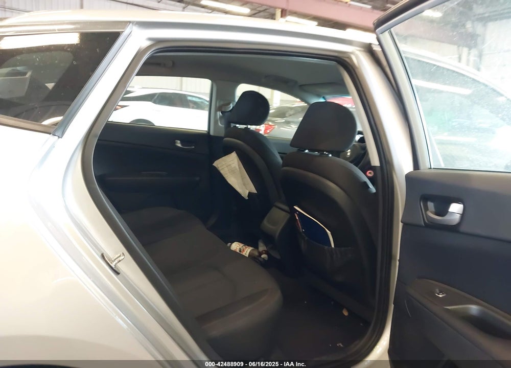 2017 KIA OPTIMA VIN: KNAGT4L33H5153907