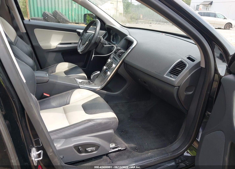 2017 VOLVO XC60 VIN: YV449MRR9H2222338