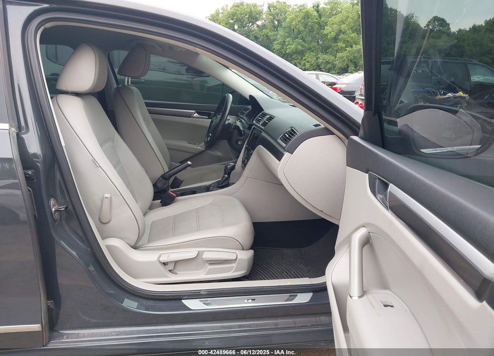 2017 VOLKSWAGEN PASSAT VIN: 1VWDT7A37HC000823