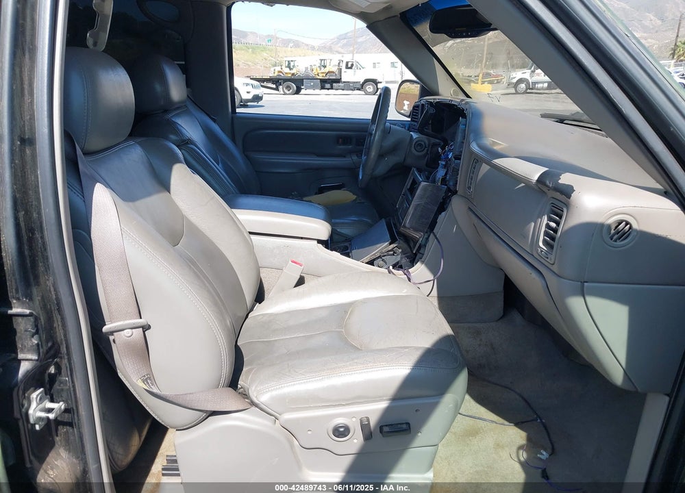 2005 GMC YUKON DENALI VIN: 1GKEK63U35J128028