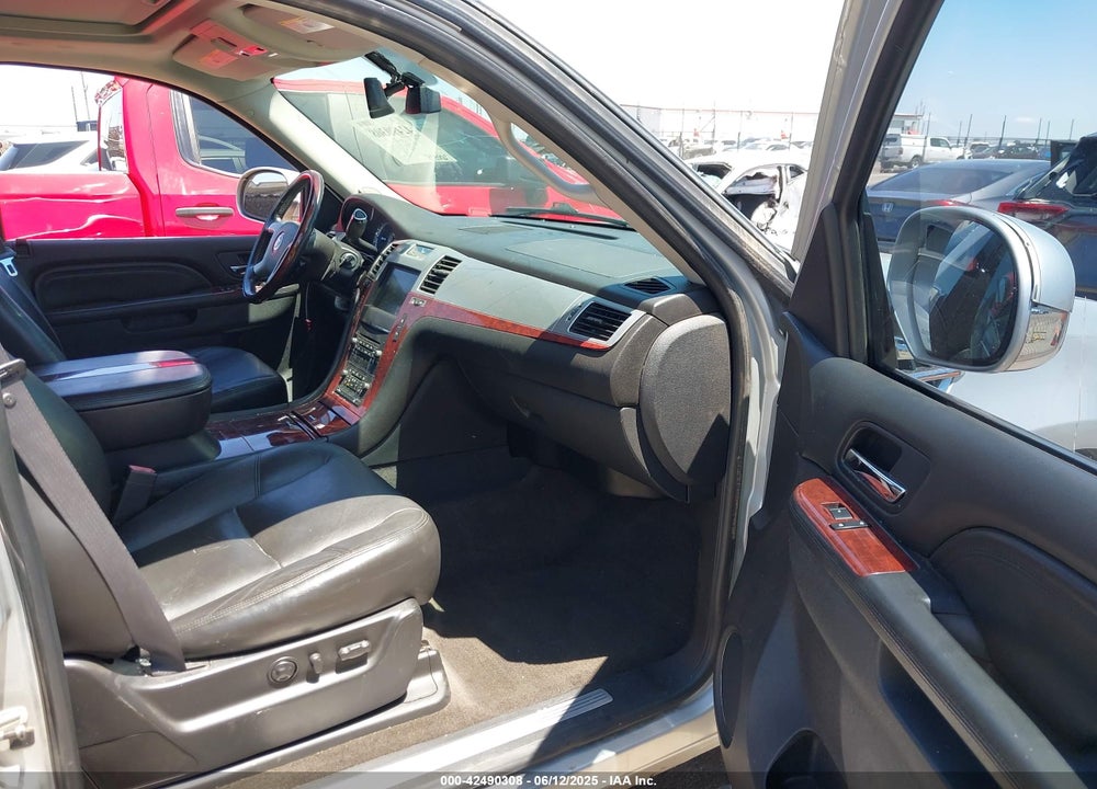 2011 CADILLAC ESCALADE VIN: 1GYS3CEF7BR126203