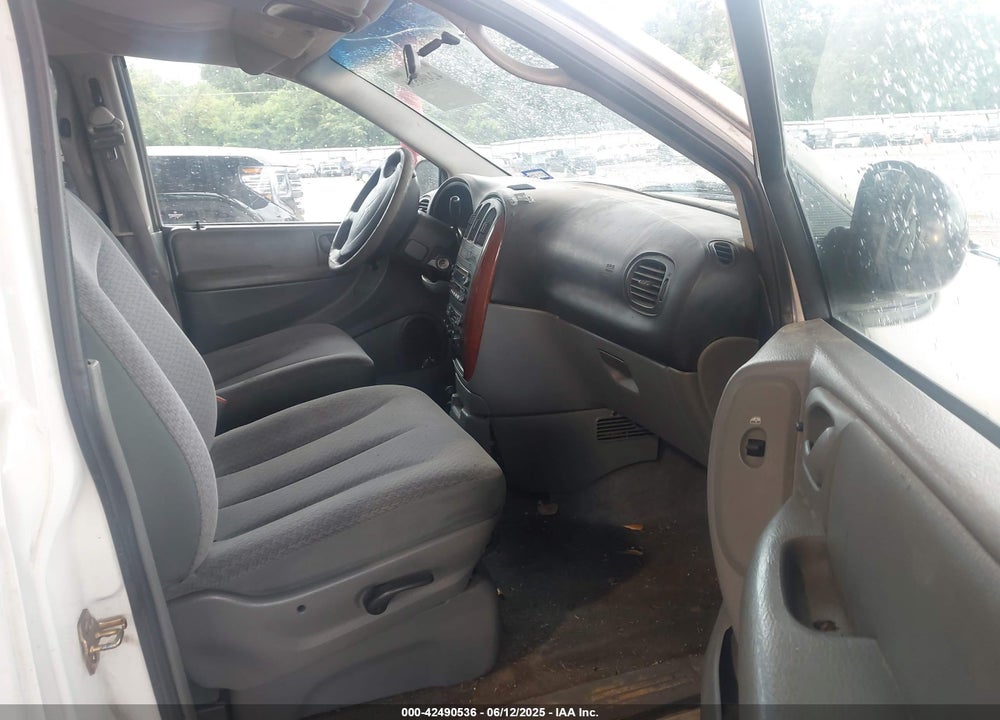 2005 CHRYSLER TOWN & COUNTRY LX VIN: 2C4GP44RX5R553178