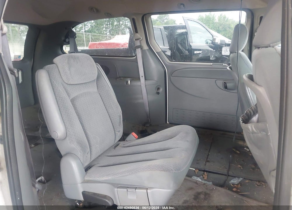 2005 CHRYSLER TOWN & COUNTRY LX VIN: 2C4GP44RX5R553178