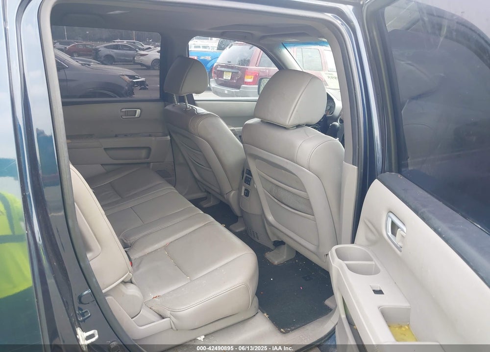 2011 HONDA PILOT VIN: 5FNYF4H52BB011045