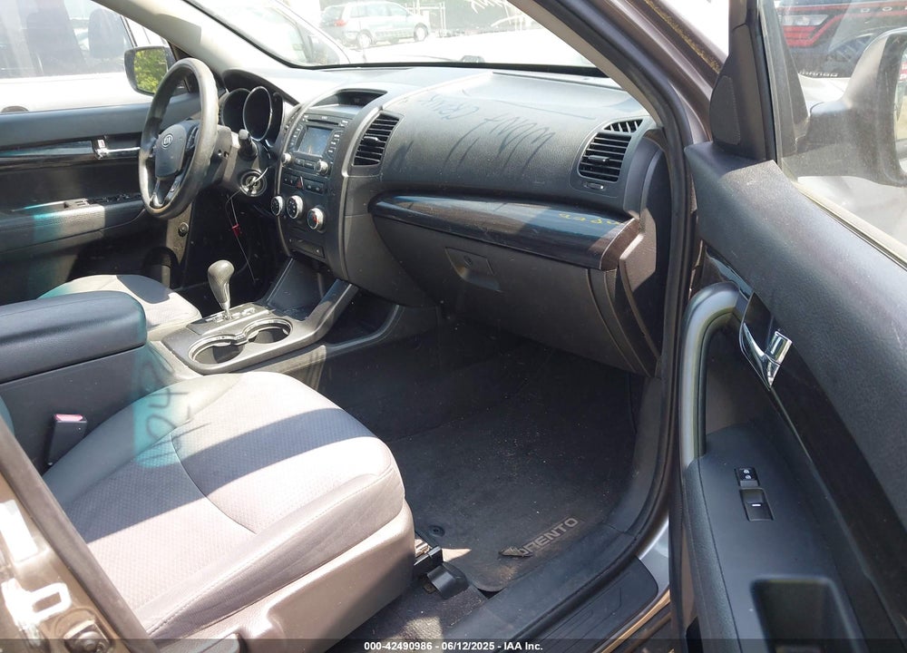 2013 KIA SORENTO LX VIN: 5XYKT3A64DG363258