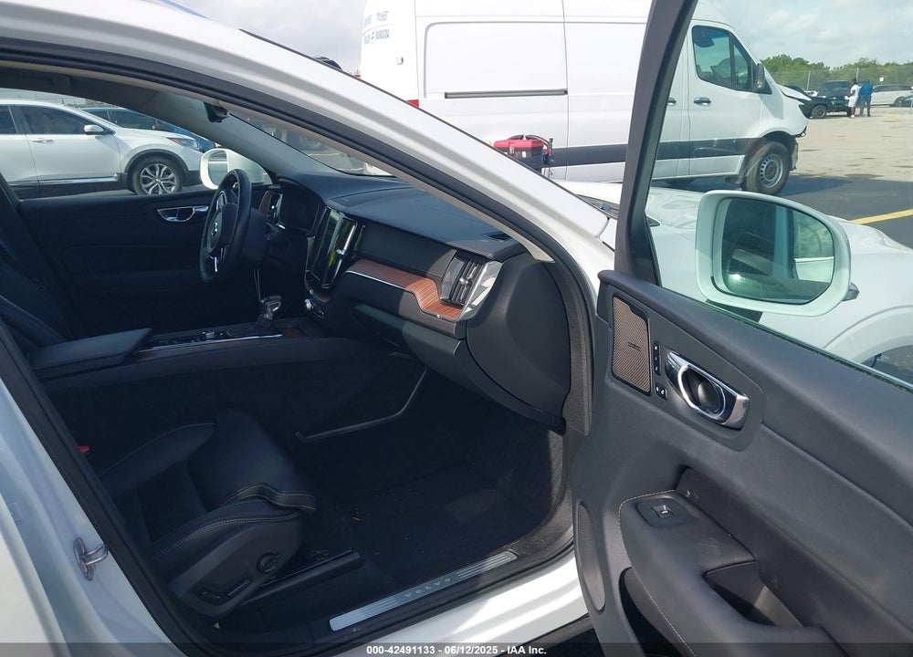 2019 VOLVO XC60 VIN: LYV102DL9KB298767