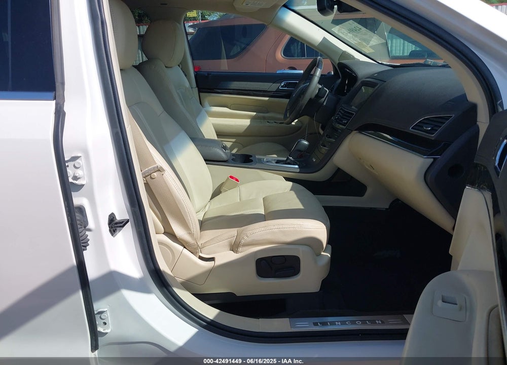 2019 LINCOLN MKT VIN: 2LMHJ5AT1KBL03571